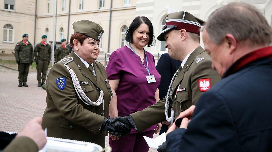 Uroczysty apel pod szpitalem. Obchody święta Wojskowej Służby Zdrowia 