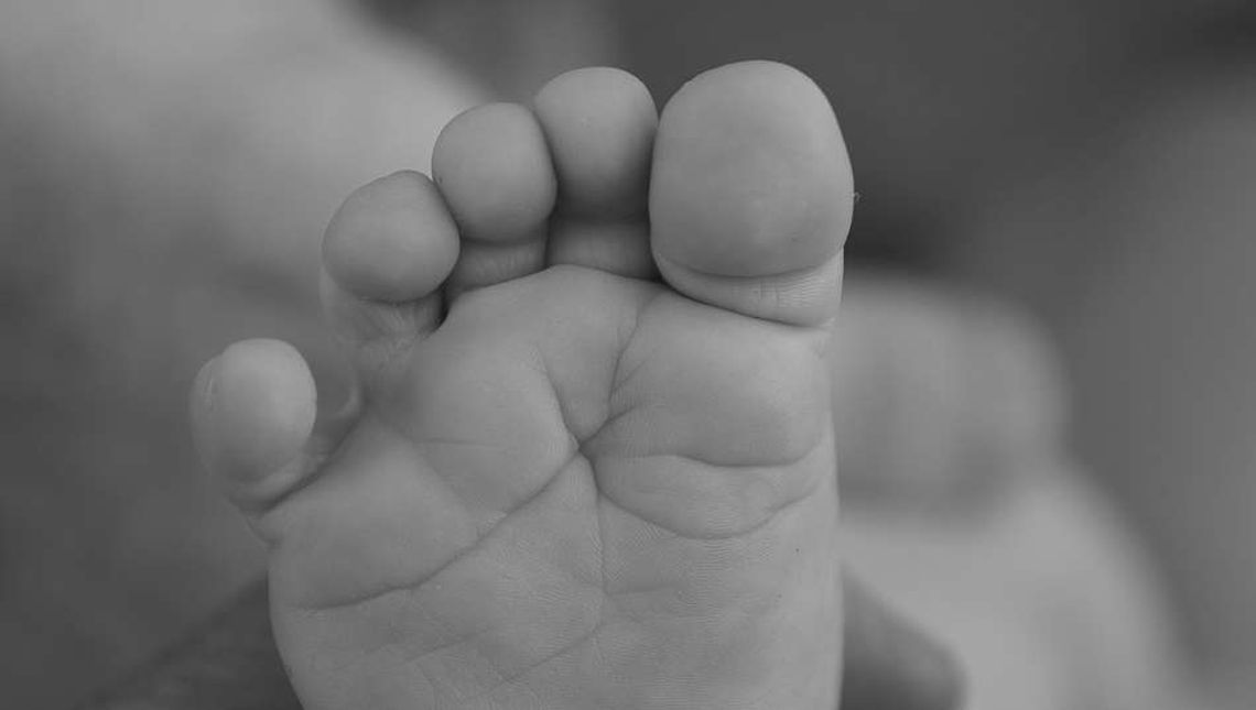 Urodziła córkę, zawinęła w ręczniki i schowała w szufladzie. Dziecko konało kilkanaście minut