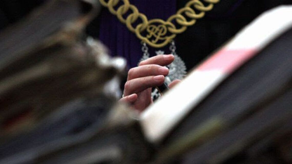 Urodziła dziecko i schowała w torbie za łóżkiem. Prokuratura nie ma wątpliwości  