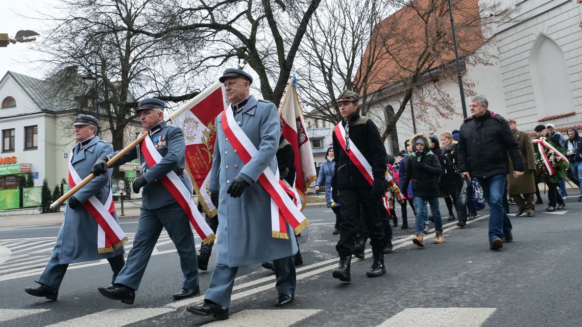 Urodziny Marszałka. Złożyli wieńce i kwiaty pod pomnikiem [zdjęcia]