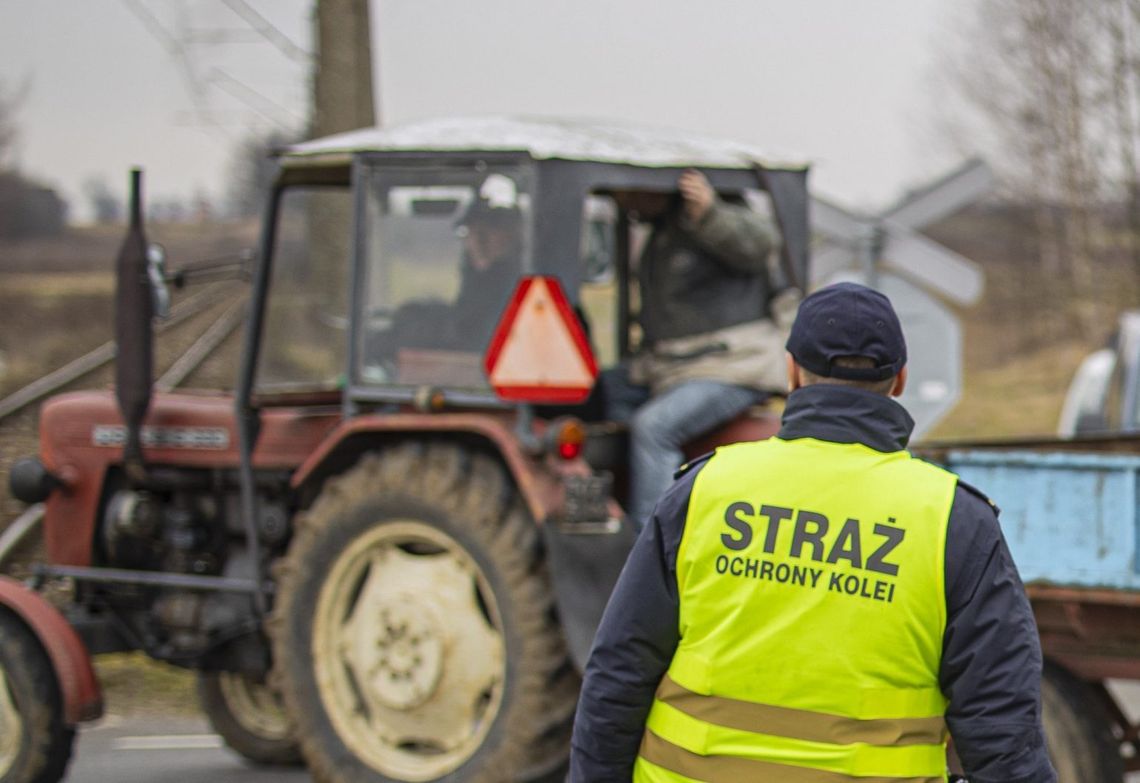 Ursus, siekiera i 2,5 promila. Niebezpieczna sytuacja na drodze w Hucisku. Kierowca ciągnika poruszał się środkiem jezdni, stwarzając zagrożenie dla innych. Dzięki szybkiej reakcji strażnika SOK pojazd został zatrzymany, a dalsza jazda przerwana.