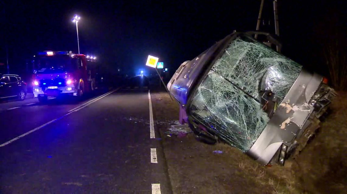 Urwane koło ciężarówki uderzyło w autobus. Nie żyje kierowca, dwie osoby zostały ranne [wideo]