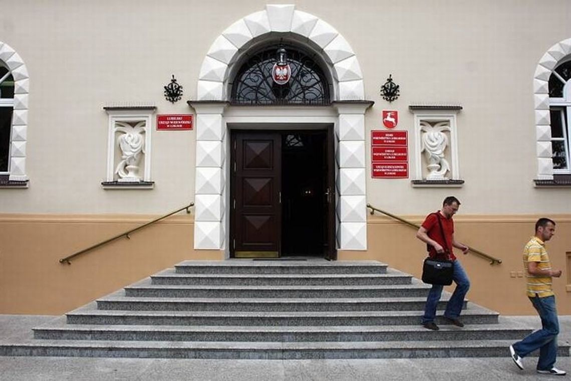 Urząd ma 15 prawników. Ale marszałek wynajął kolejnych Urząd ma 15 prawników. Ale marszałek wynajął kolejnych