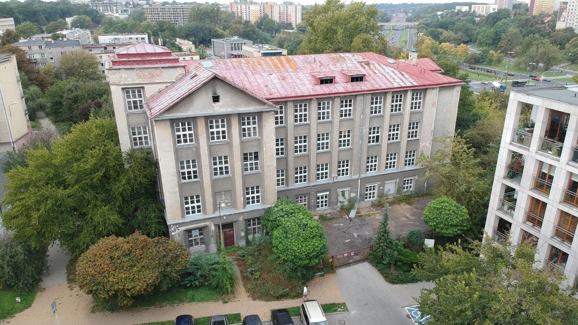 Urząd sprzedał budynek po szkole. Kupiła spółka z Piotrkowa, mieszkania zrobi spółka z Lublina Urząd sprzedał budynek po szkole. Kupiła spółka z Piotrkowa, mieszkania zrobi spółka z Lublina