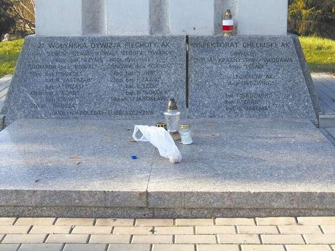 Urządzili sobie piknik na płycie pomnika żołnierzy AK