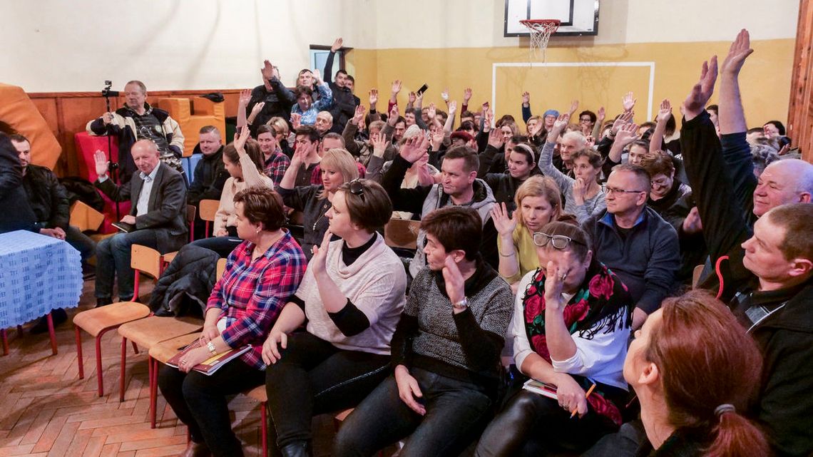 Urzędnicy chcą likwidować, a ludzie protestują: "Szkoła prawie w ruinie, to jakim sposobem uczą się tutaj dzieci?"