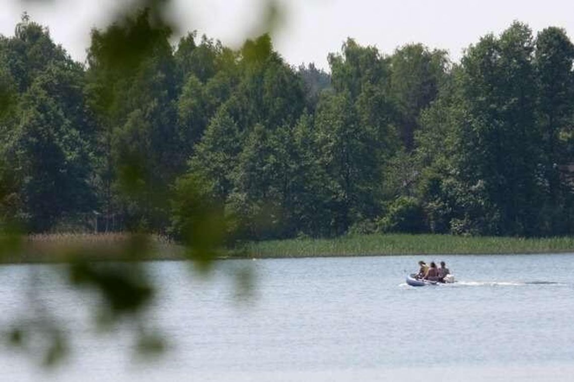 Urzędnicy chcą mniej motorówek. Przedsiębiorcy: Nie tylko one niszczą Jezioro Białe
