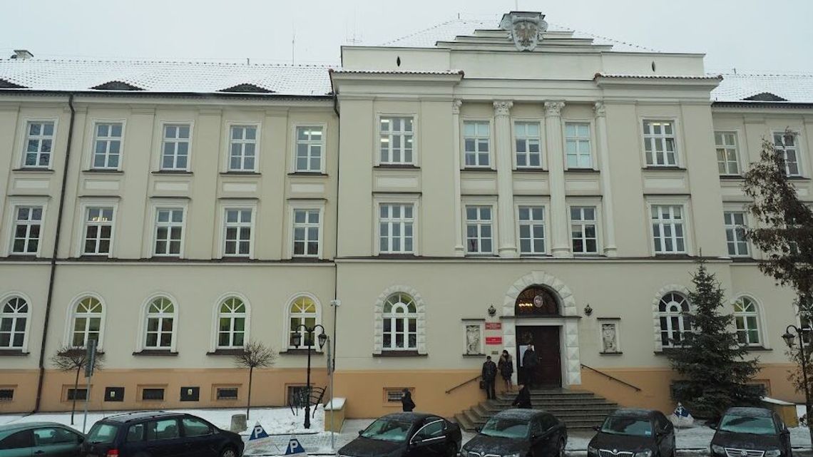 Urzędnicy dostali trzynaste pensje. Dla jednych 30 zł, dla innych 16 tysięcy zł