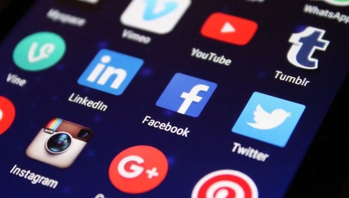 Urzędnicy mają mieć oko na Facebooka. I reagować na nieprawdziwe informacje