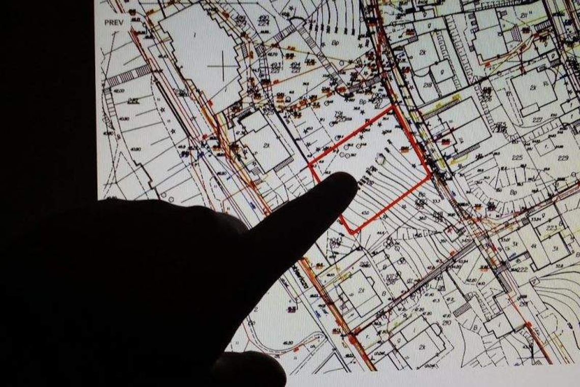 Urzędnicy wytknęli nieprawidłowości geodetom. "Szastanie pieniędzmi, mąż jako przełożony"