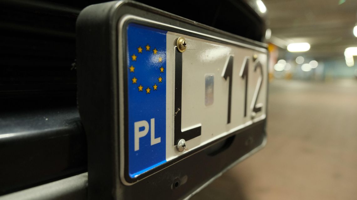 Urzędnicy zamawiają tablice rejestracyjne. Jedna firma trafiła idealnie z ceną