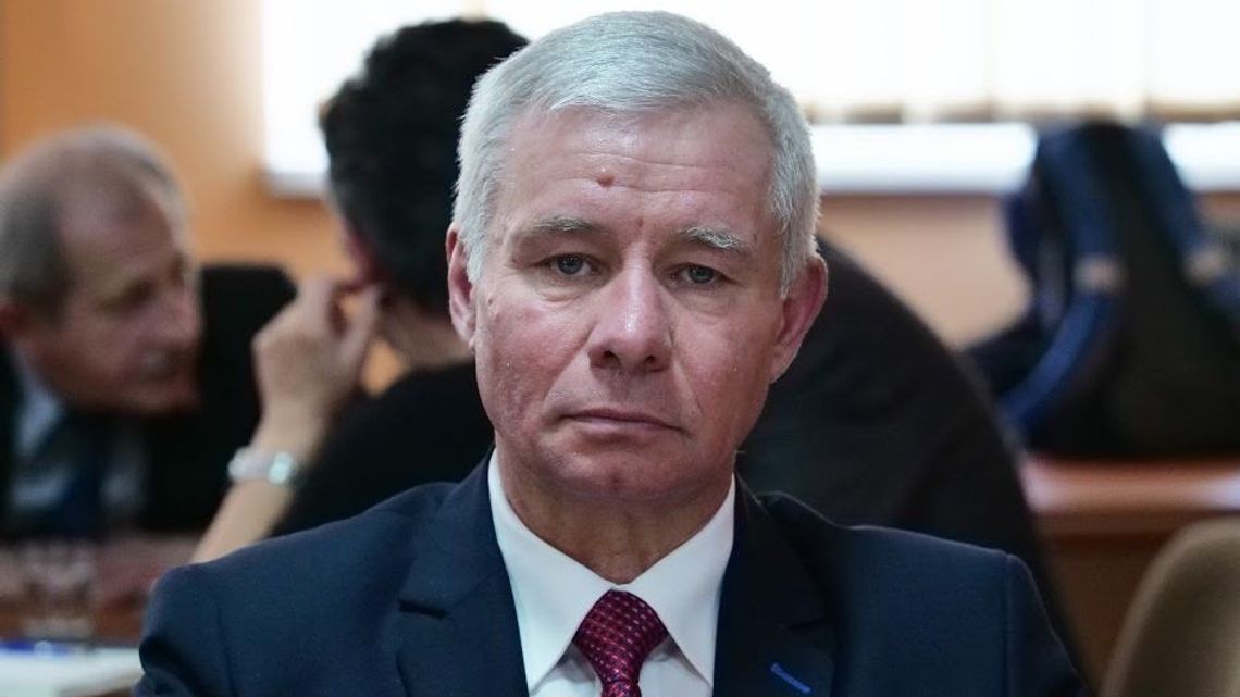 Urzędnicy ze Starostwa Powiatowego w Kraśniku z Covid-19. Starosta: "pracuję sam" Urzędnicy ze Starostwa Powiatowego w Kraśniku z Covid-19. Starosta: "pracuję sam"