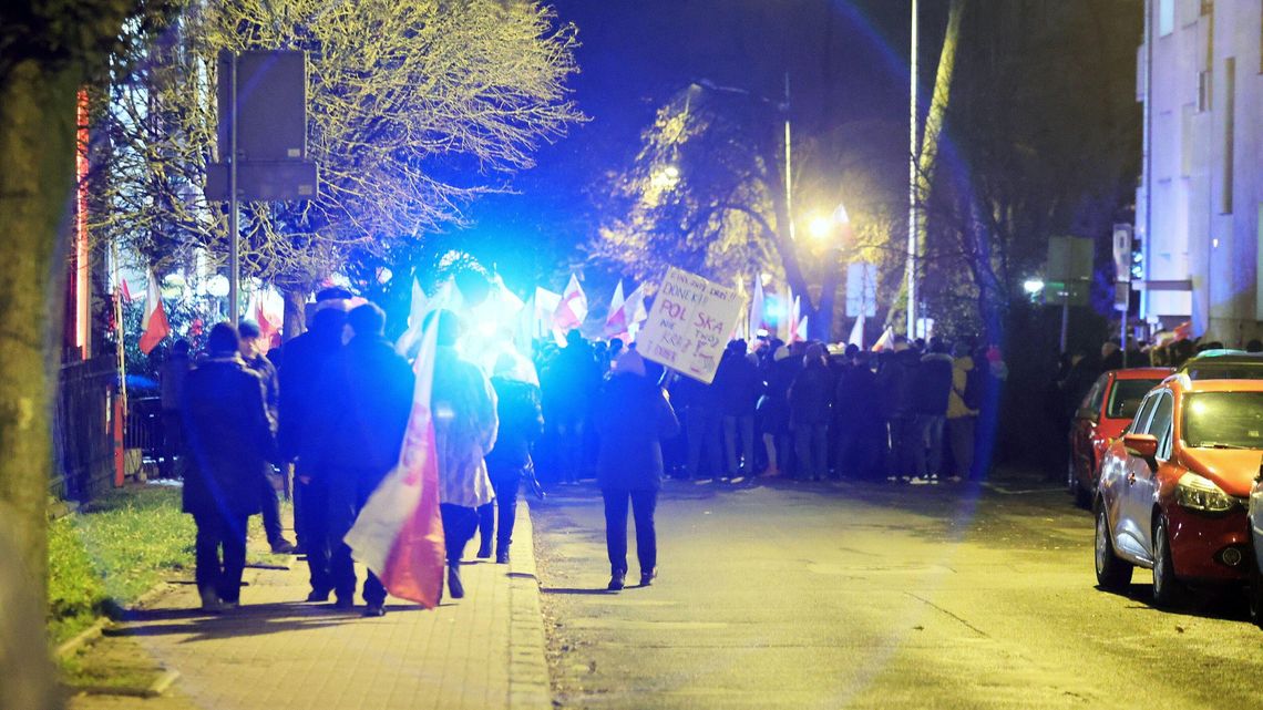Urzędnicy zmuszani do wyjazdu na „Protest Wolnych Polaków”? Starosta zaprzecza