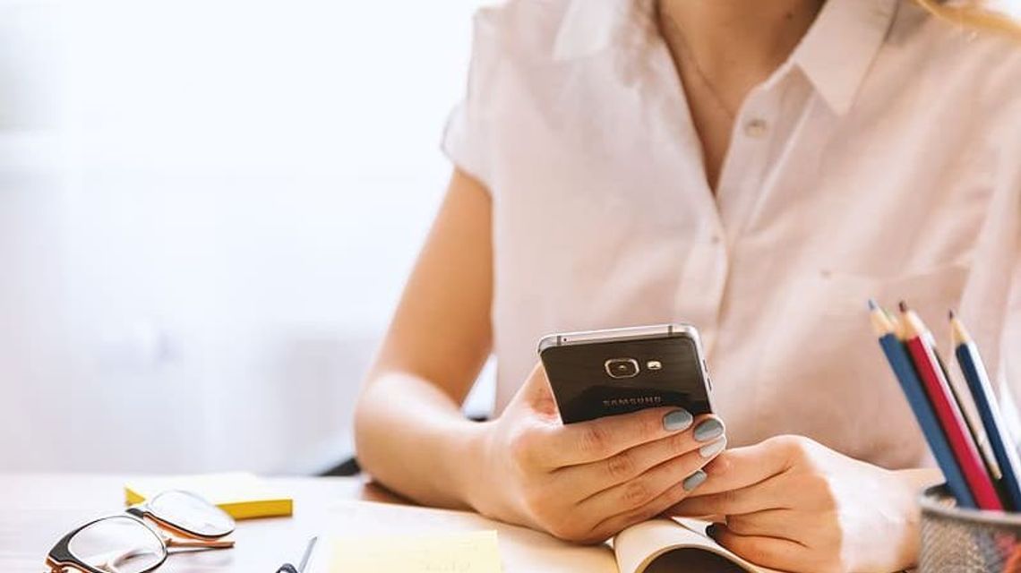 Urzędniczka marszałka poskarżyła się na dyrektora, bo przełożony miał rozchylić jej dekolt Urzędniczka marszałka poskarżyła się na dyrektora, bo przełożony miał rozchylić jej dekolt