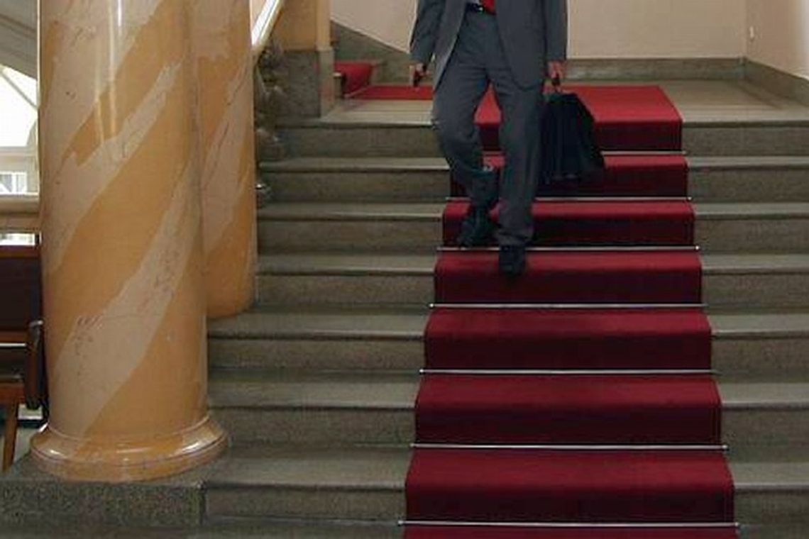 Urzędnik z pensji nie wyżyje. Musi dorobić Urzędnik z pensji nie wyżyje. Musi dorobić