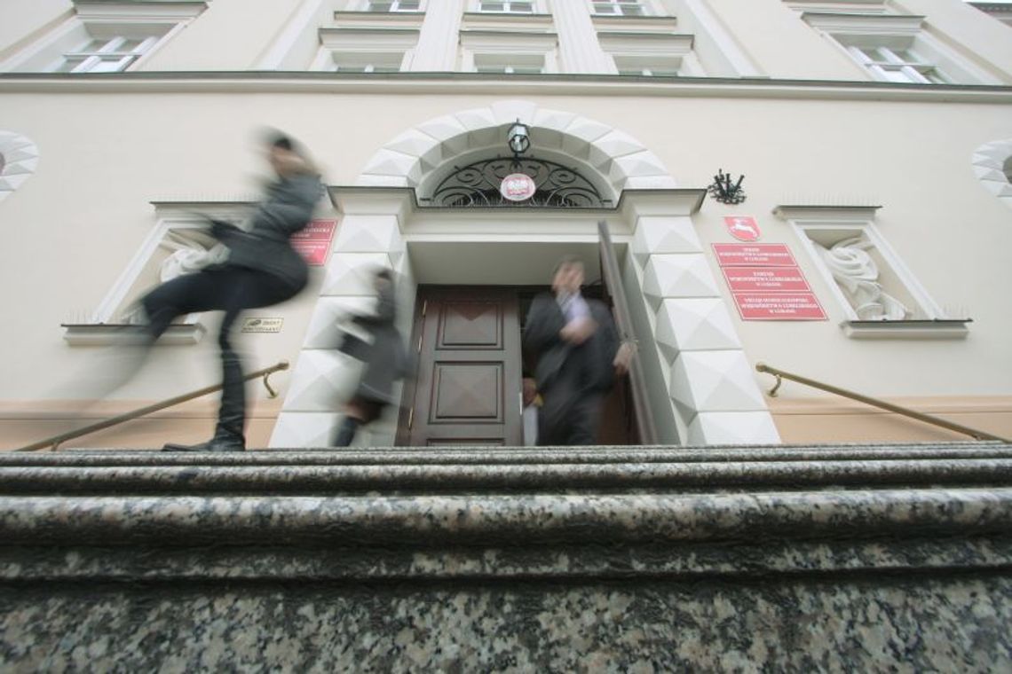 Urzędników jest więcej i więcej zarabiają. Sprawdź o ile