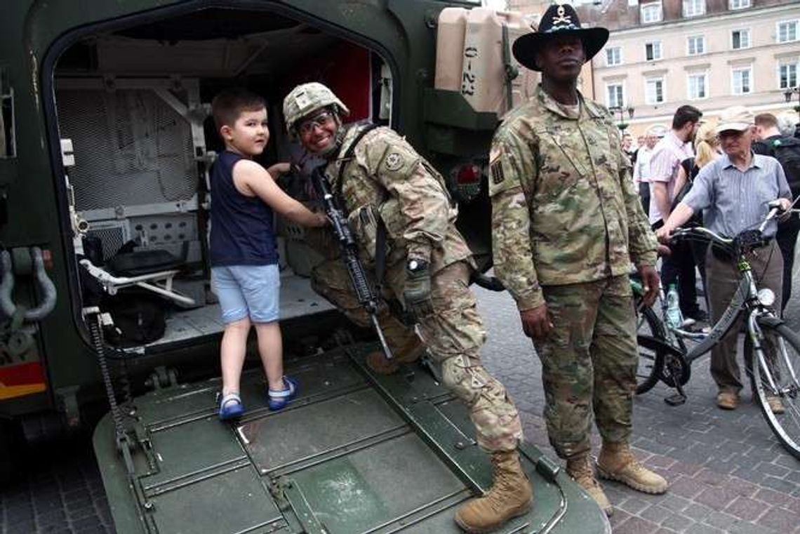 US Army na Dzień Dziecka. Amerykańscy żołnierze na placu Zamkowym w Lublinie US Army na Dzień Dziecka. Amerykańscy żołnierze na placu Zamkowym w Lublinie