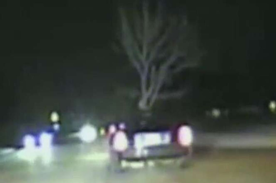 USA: Kierowca jechał z drzewem wbitym w maskę (wideo)