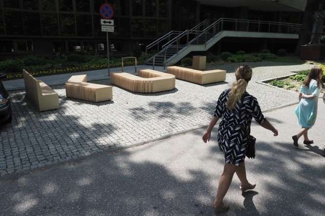 Usiądź na KUL. Wcześniej parkowały tu samochody, teraz są ławki