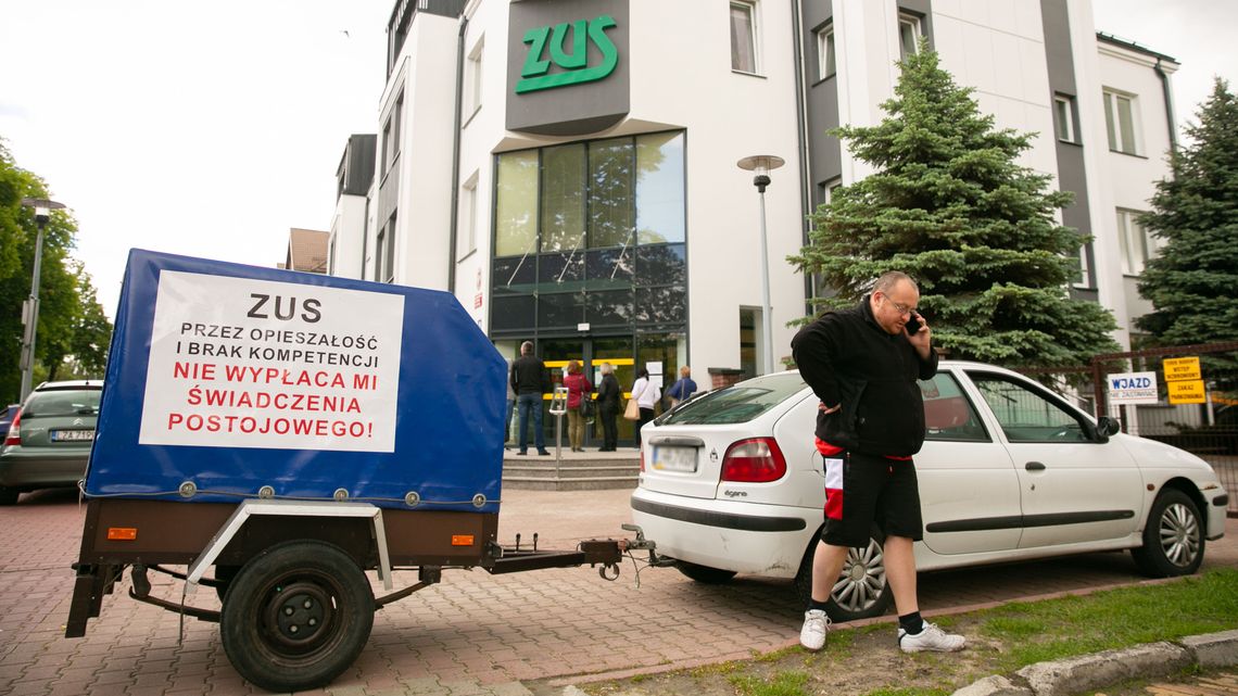 Ustawił przyczepkę i protestuje przed ZUS-em. Przez błąd urzędnika od dwóch miesięcy nie otrzymał pomocy