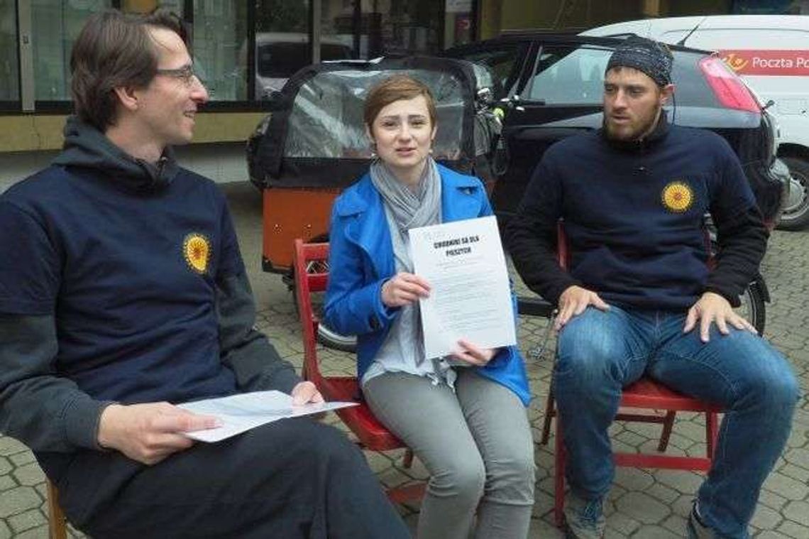 Ustawili krzesła, żeby samochody nie wjeżdżały na chodnik. Akcja w centrum Lublina Ustawili krzesła, żeby samochody nie wjeżdżały na chodnik. Akcja w centrum Lublina