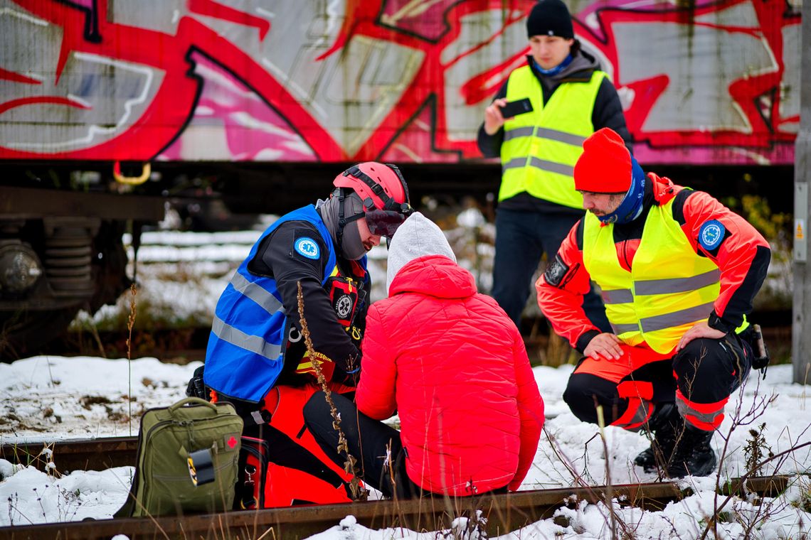 "Ustawka" przy hali PKP Cargo. Dziesiątki „poszkodowanych” i duża akcja ratunkowa