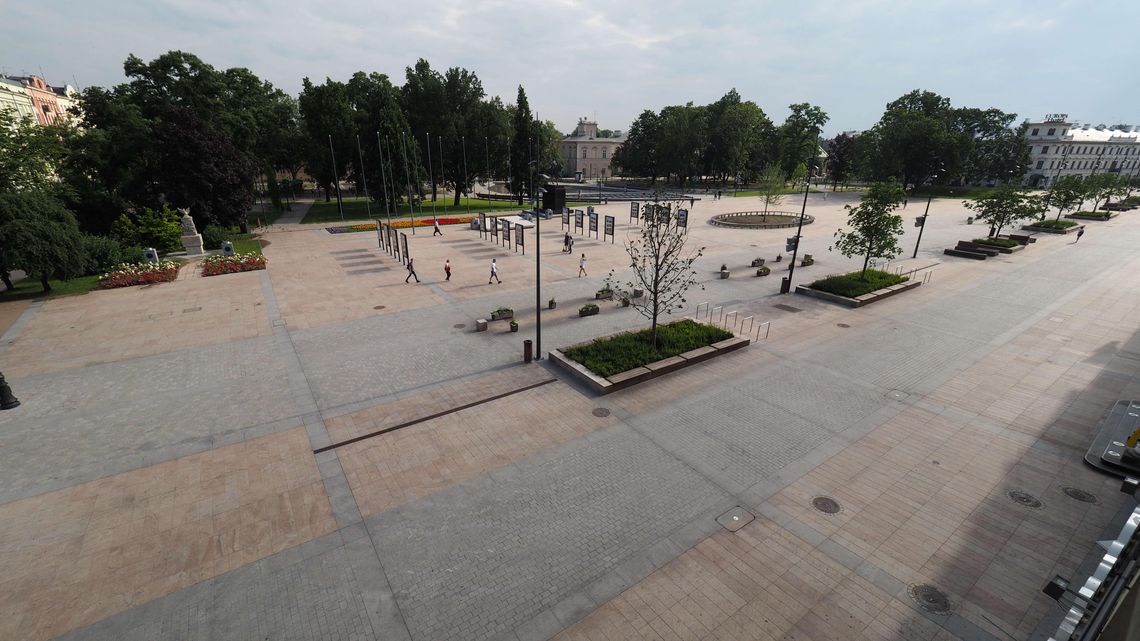 Usterki na nowym placu Litewskim. Z niektórymi elementami problemy są od nowości