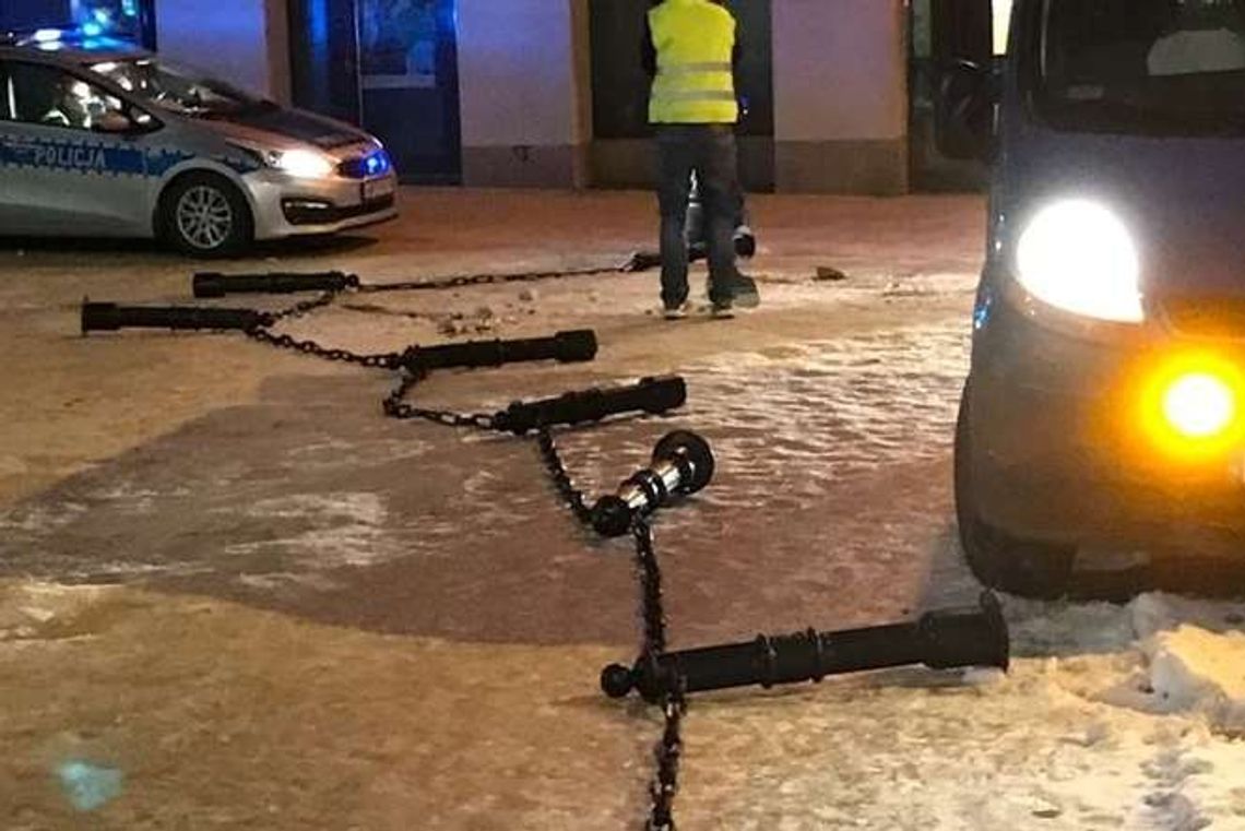Uszkodził słupki na pl. Litewskim, później dziwnie się zachowywał. Trafił do szpitala [zdjęcia]