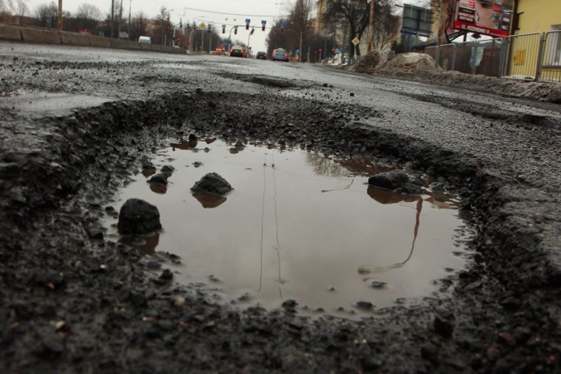 Uszkodziłeś auto na dziurze? Złóż wniosek o odszkodowanie Uszkodziłeś auto na dziurze? Złóż wniosek o odszkodowanie