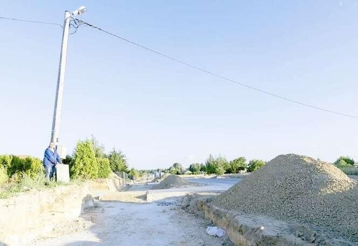 Uszkodzili słup i zniszczyli mu elewację podczas budowy drogi. "Kierowca wywrotki odjechał"