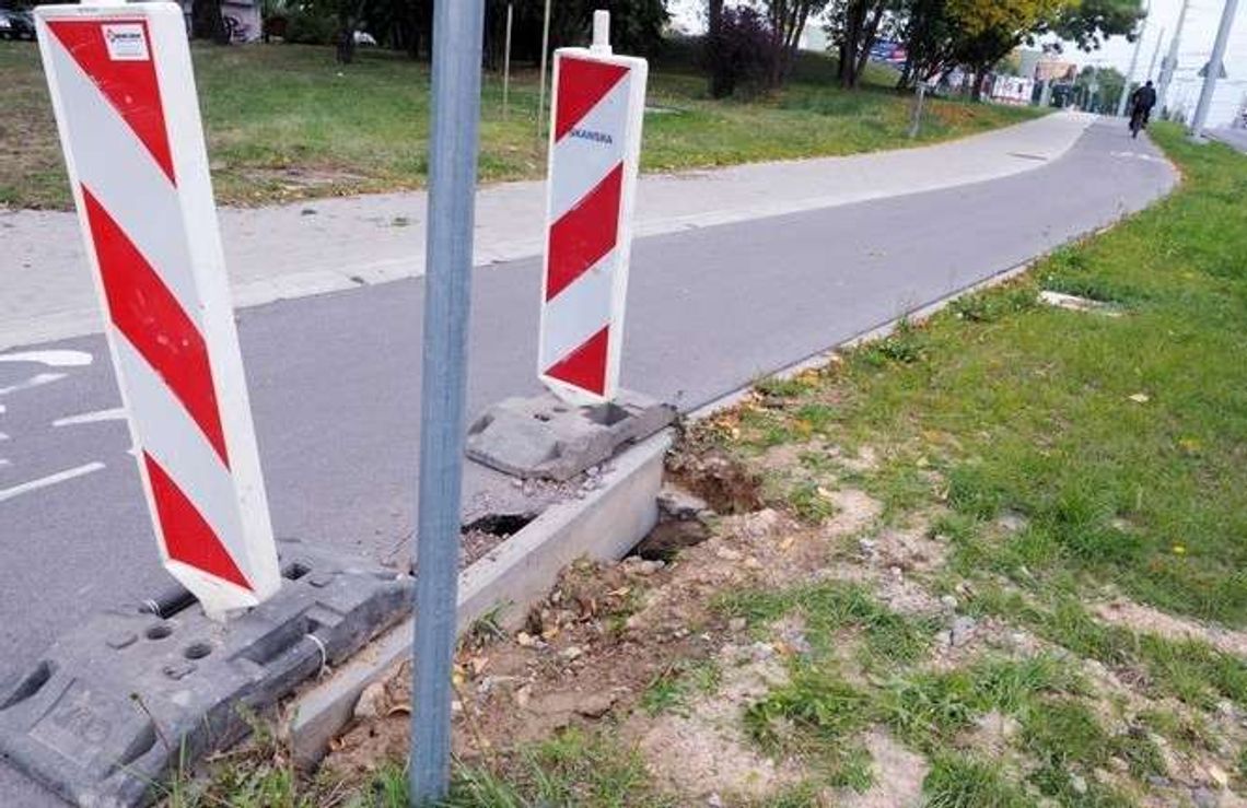 Uszkodzona ścieżka, zapadnięty chodnik. Kto to naprawi? Nie wiadomo Uszkodzona ścieżka, zapadnięty chodnik. Kto to naprawi? Nie wiadomo
