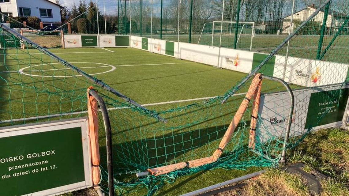Uszkodzone boisko golbox. Miasto ma pomysł jak walczyć z dewastacją Uszkodzone boisko golbox. Miasto ma pomysł jak walczyć z dewastacją