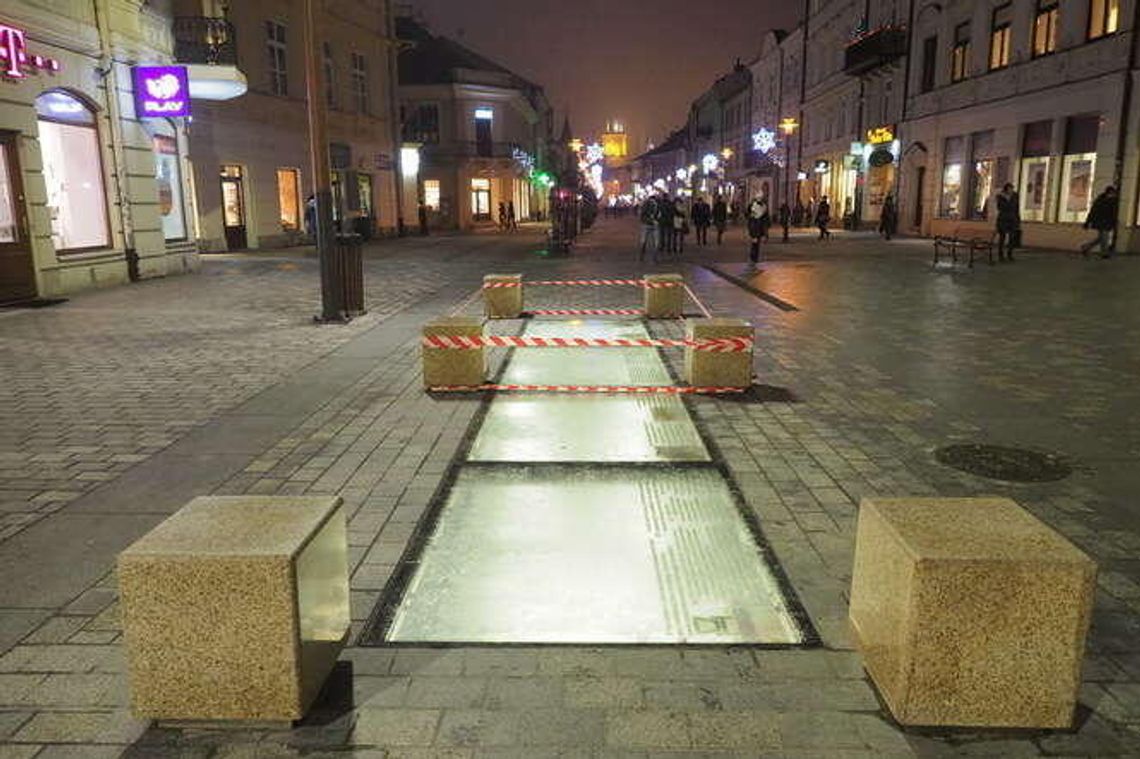 Uszkodzone "okno czasu" na deptaku. Przejrzano nagranie z kamery monitoringu Uszkodzone "okno czasu" na deptaku. Przejrzano nagranie z kamery monitoringu