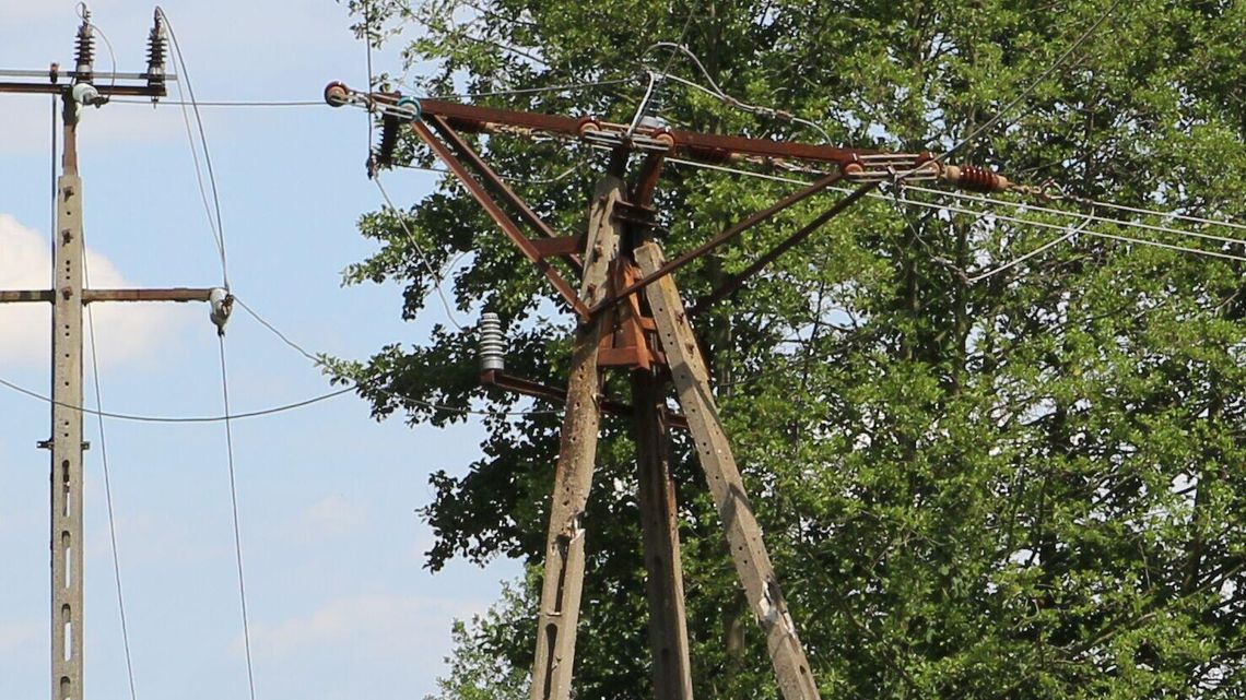 Uszkodzony słup energetyczny straszy w Rudach Uszkodzony słup energetyczny straszy w Rudach