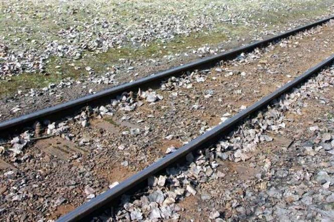 Utknął samochodem na torach, bo tak poprowadziła go nawigacja. Mogło dojść do katastrofy Utknął samochodem na torach, bo tak poprowadziła go nawigacja. Mogło dojść do katastrofy