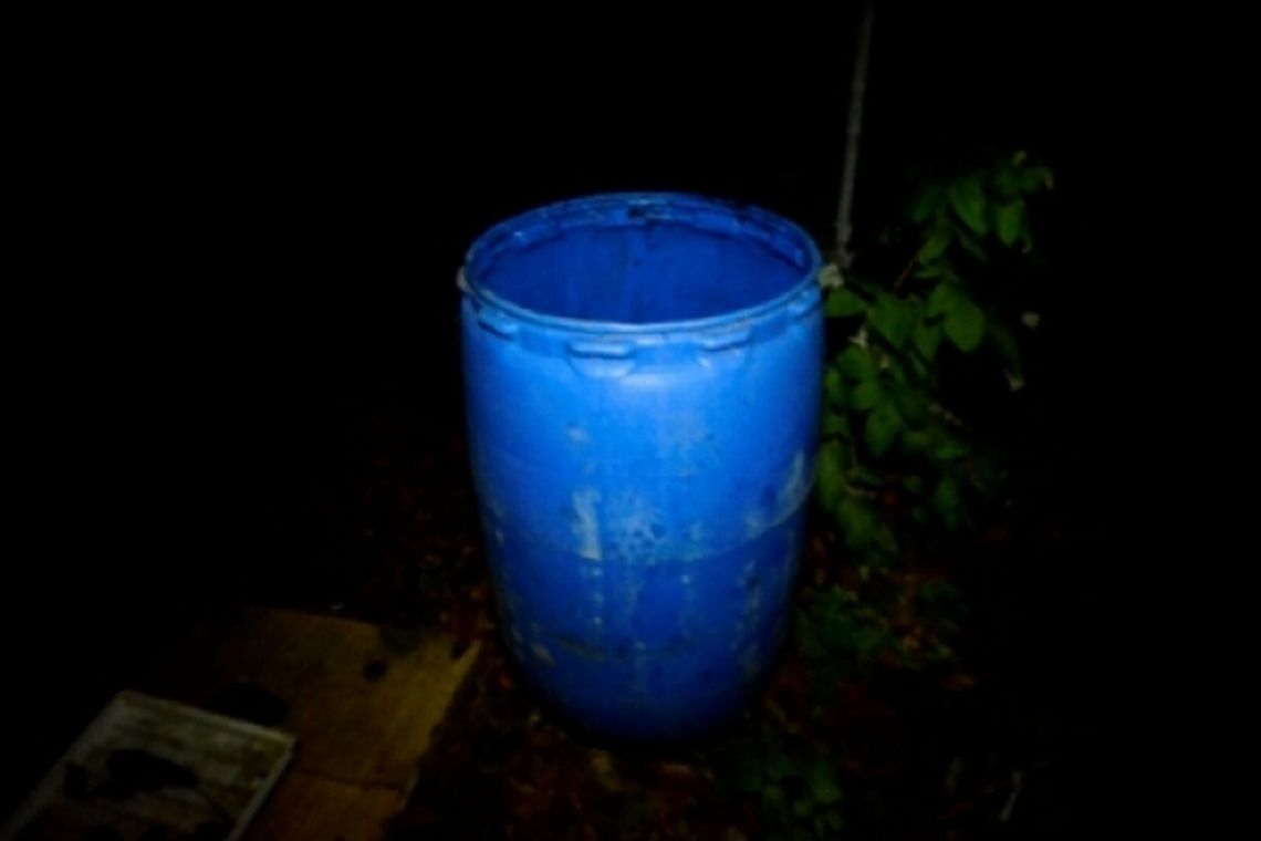 Utopił 9 szczeniąt w beczce przed domem Utopił 9 szczeniąt w beczce przed domem