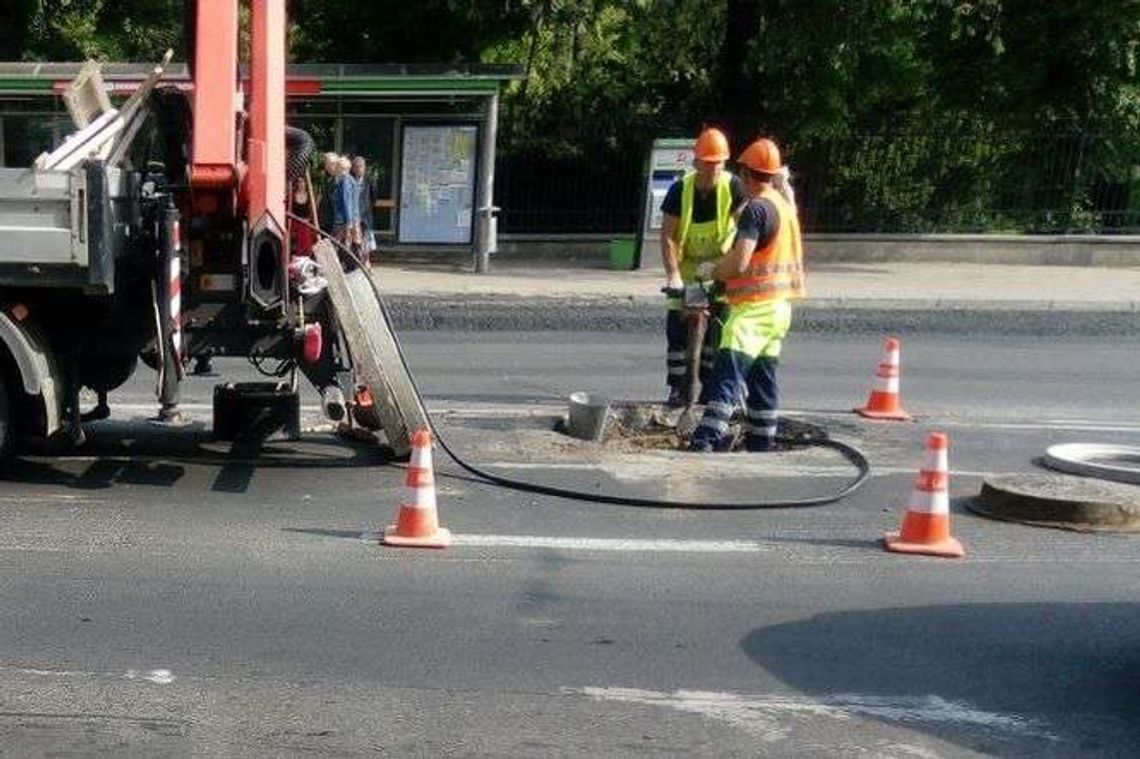 Utrudnienia na Al. Racławickich. Wodociągowcy na jezdni Utrudnienia na Al. Racławickich. Wodociągowcy na jezdni