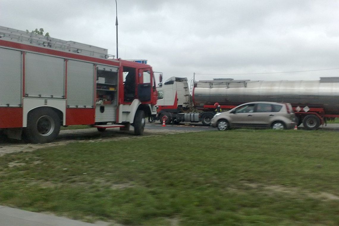 Utrudnienia na al. Tysiąclecia. Paliwo wylało się z baku Utrudnienia na al. Tysiąclecia. Paliwo wylało się z baku
