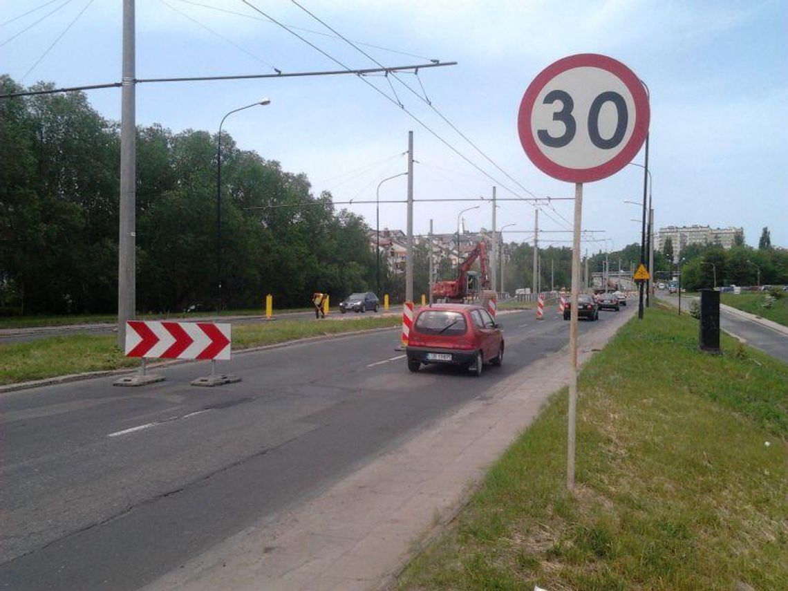 Utrudnienia na Armii Krajowej. Zamknięte pasy ruchu Utrudnienia na Armii Krajowej. Zamknięte pasy ruchu