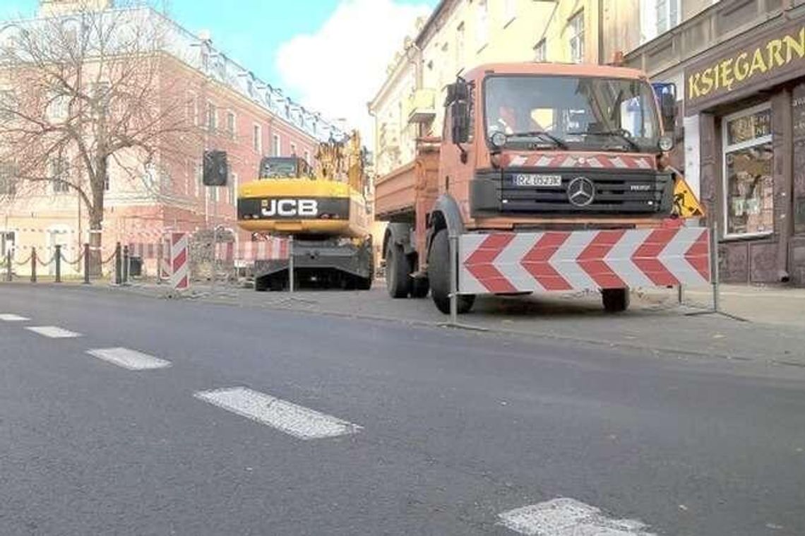 Utrudnienia na Bernardyńskiej wcześniej. Odkryli pozostałości po XVII-wiecznych rurach