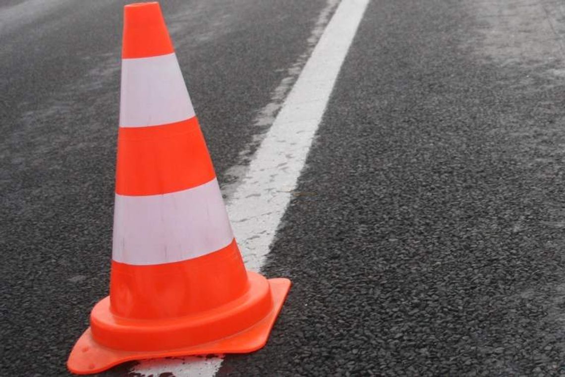 Utrudnienia na drodze nr 17. Olej rozlany na drodze