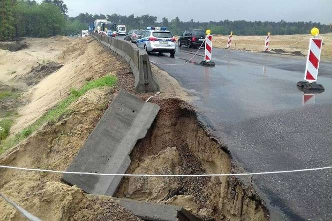 Utrudnienia na drodze wylotowej z Puław. Po ulewie obsunęła się skarpa