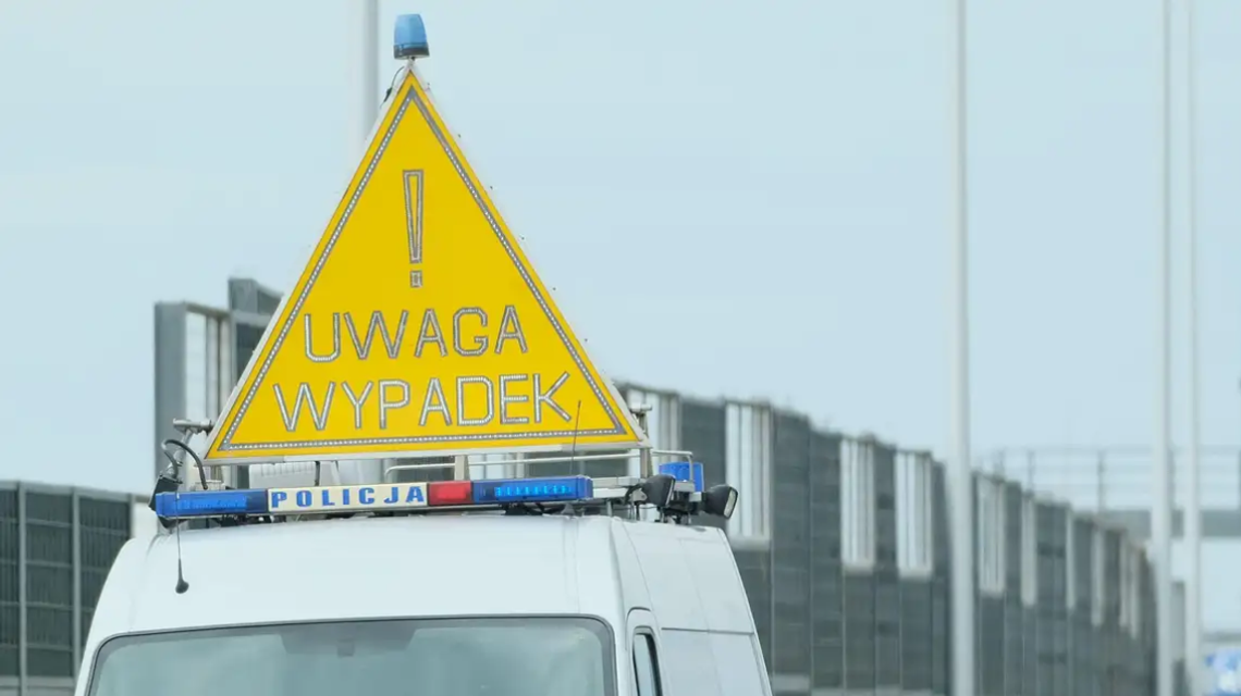 Utrudnienia na krajowej 19. Ambulans najechał na łosia tablica sygnalizacyjna UWAGA WYPADEK