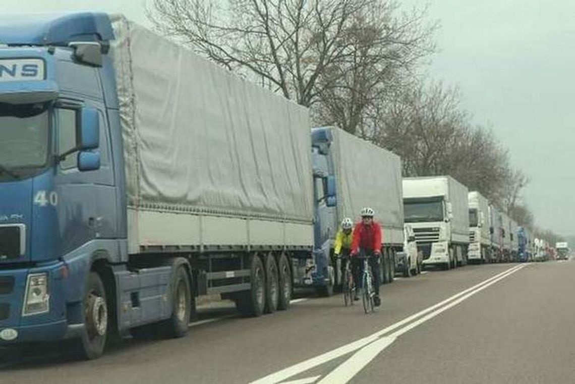 Utrudnienia na przejściu w Koroszczynie. Kolejka i długie czekanie Utrudnienia na przejściu w Koroszczynie. Kolejka i długie czekanie