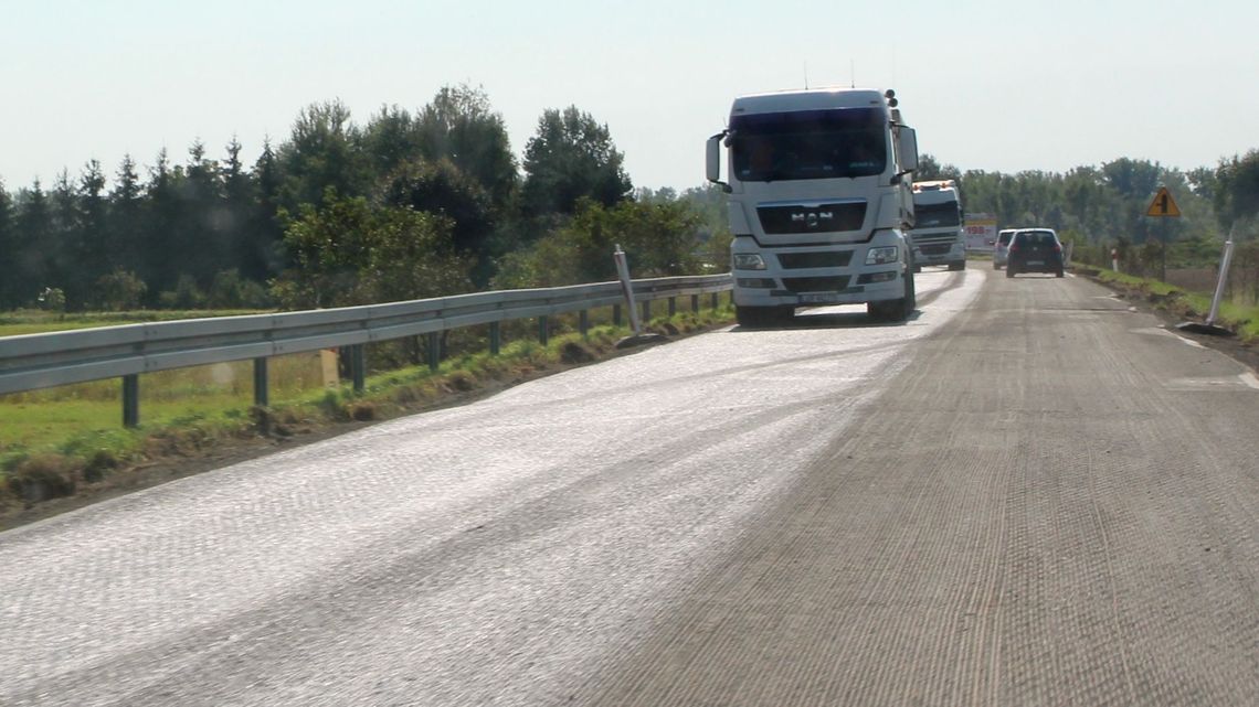 Utrudnienia na trasie Puławy – Dęblin. W końcu kładą tam nowy asfalt
