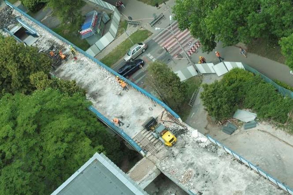 Utrudnienia na ul. Sowińskiego. Powstaje nowa kładka dla pieszych, będzie też winda Utrudnienia na ul. Sowińskiego. Powstaje nowa kładka dla pieszych, będzie też winda