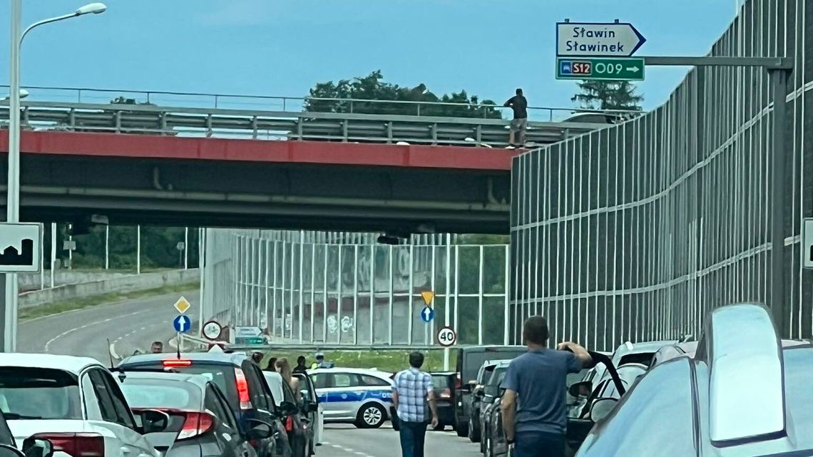 Utrudnienia na wylotówce z Lublina. Mężczyzna chciał skoczyć z wiaduktu