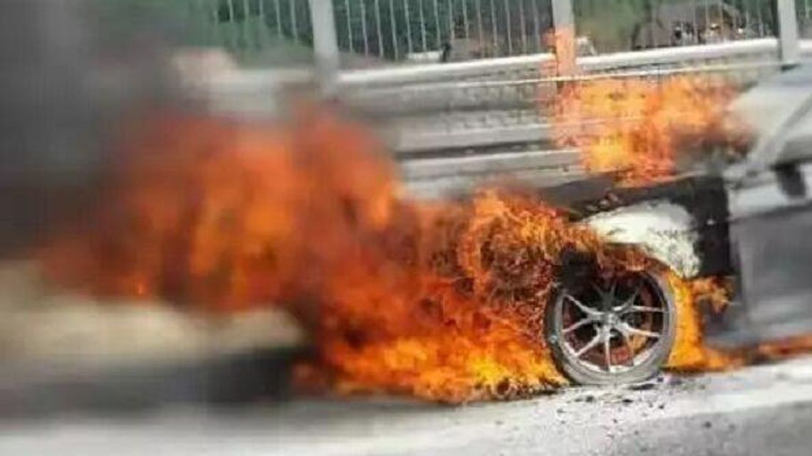 Utrudnienia w ruchu. Na S19 płonie samochód 