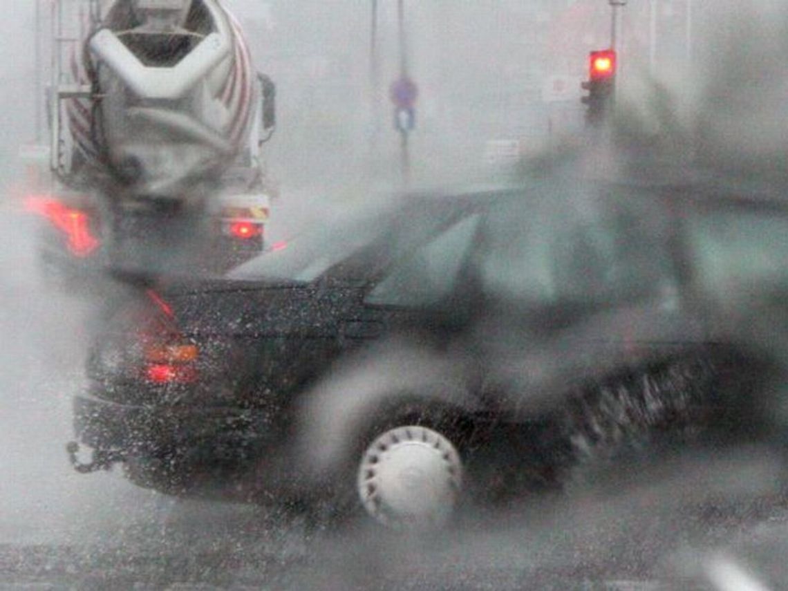 Uwaga, dziś będzie porządnie lało. Weź parasol Uwaga, dziś będzie porządnie lało. Weź parasol