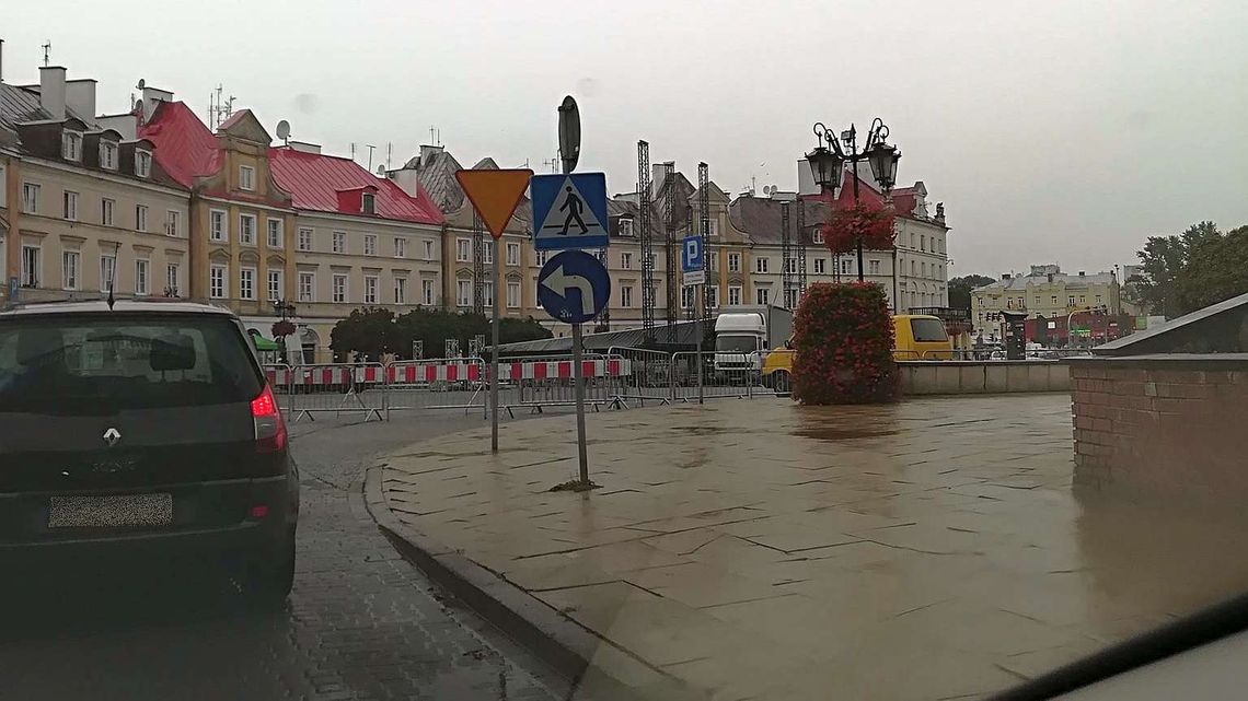 Uwaga na ogromne korki w okolicach zamkniętego placu Zamkowego w Lublinie Uwaga na ogromne korki w okolicach zamkniętego placu Zamkowego w Lublinie